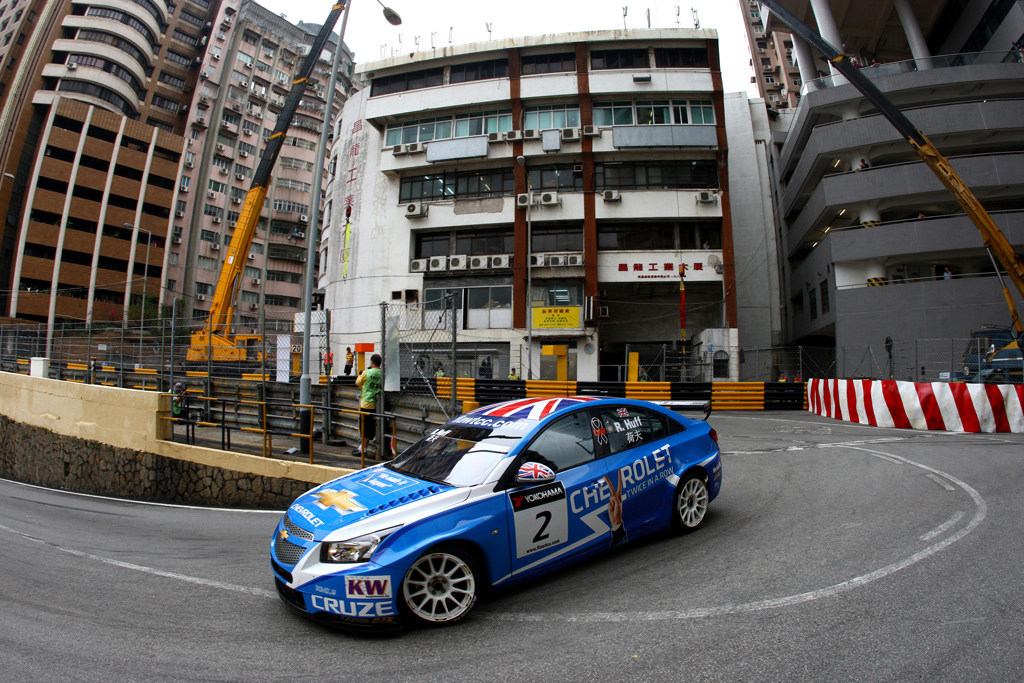 Robert Huff var i sit es, og vandt endnu en pole placering.ra startplads nummer 8.
(Foto: FIA-WTCC)